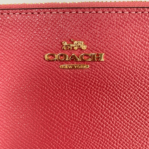 NWT COACH F73044 LARGE WRISTLET WITH GOLD CHAIN - Picture 3 of 8